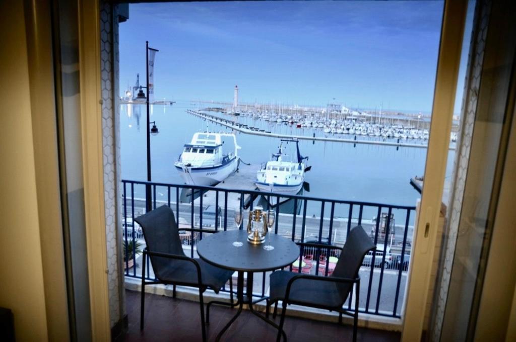 "Luigi" Balcon Sur La Mer Et Le Port De 세테 외부 사진